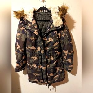 Divided H&M long camo jacket in excellent condition!  Size 6